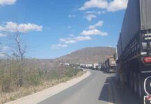 Tombamento De Carreta Com Combustível Interdita Totalmente A BR-242 Em Ibitiara