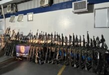 Arsenal achado com o CV tem fuzis de forças militares de outros países