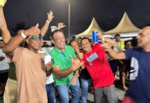 Marão é ovacionado na festa dos servidores de Ilhéus