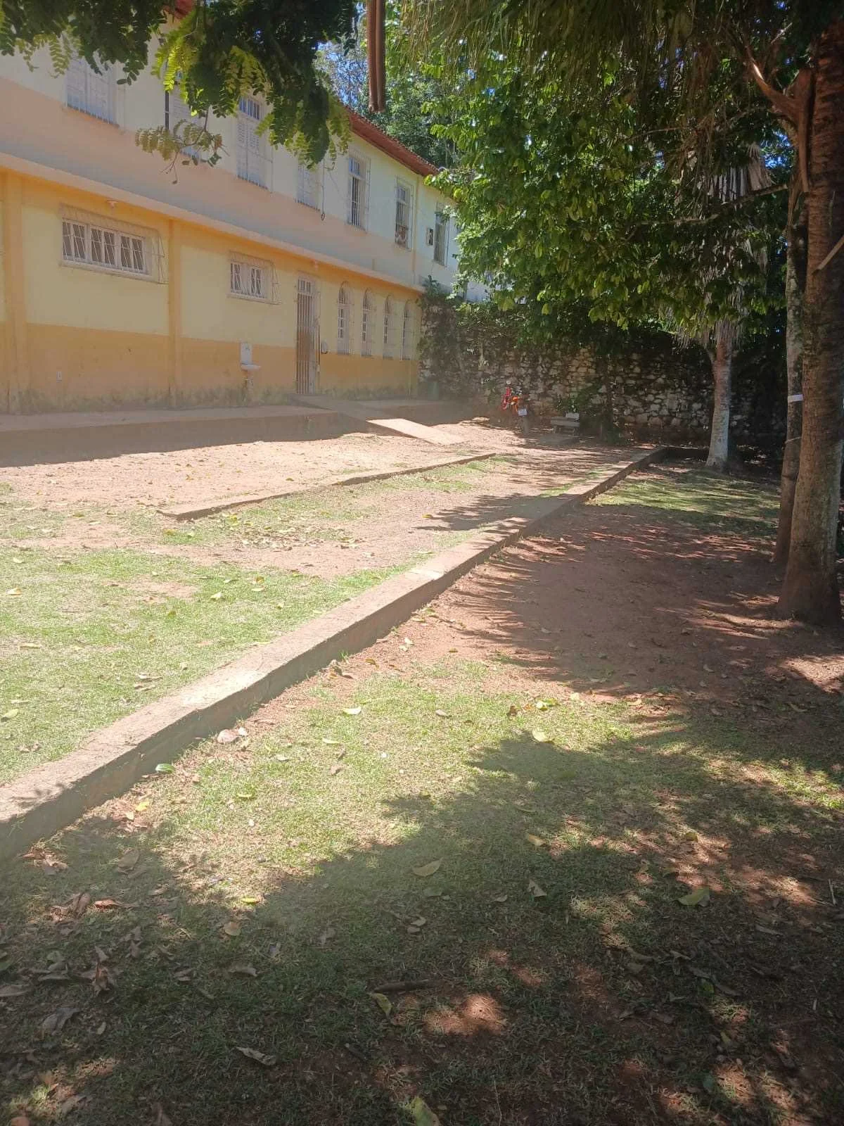 Prefeitura de Ilhéus realiza roçagem na Creche Dom Eduardo e na Escola Municipal Vila Nazaré.