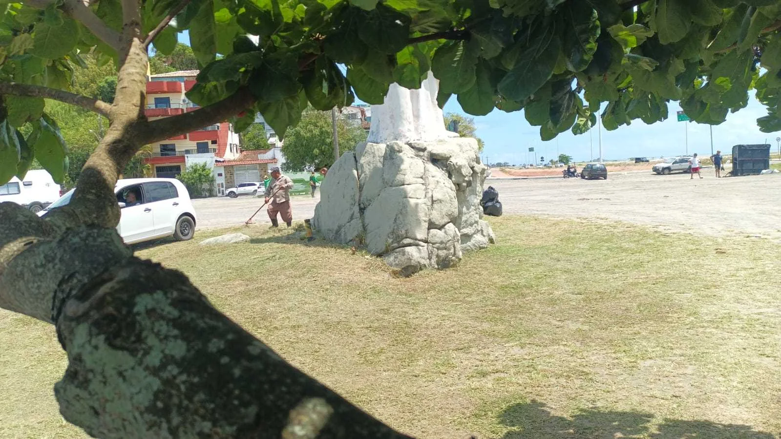 Praia do Cristo recebe serviços de roçagem e capinagem.
