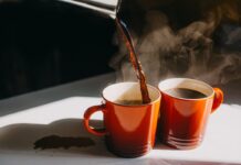 Beber água, café e chá está ligado a maior longevidade, aponta estudo