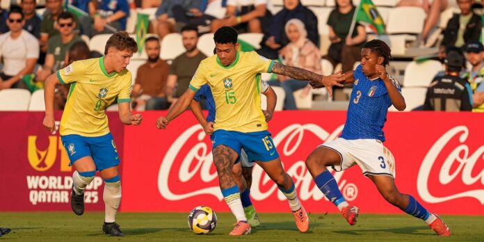 Brasil perde para Itália nos pênaltis e fica em 4º Brasil perde para Itália nos pênaltis e fica em 4º no Mundial Sub-17
