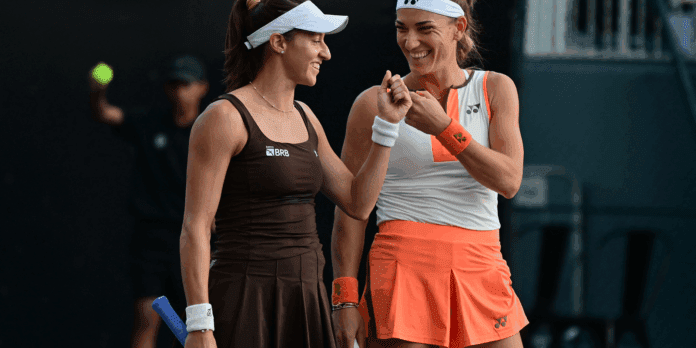 Dupla de Stefani vira sobre atual campeã e vai à Dupla de Stefani vira sobre atual campeã e vai à semi do WTA Finals