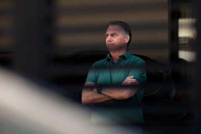 Em-prisao-domiciliar-o-ex-presidente-Jair-Bolsonaro-cumpre-medida-restritiva-em-sua-residencia-em-Br.jpeg
