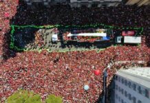 Famílias se juntam à multidão para festejar título do Flamengo no RJ Famílias se juntam à multidão para festejar título do Flamengo no RJ