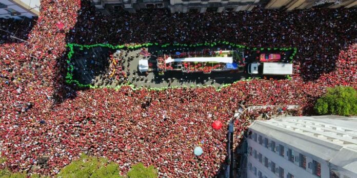 Famílias se juntam à multidão para festejar título do Flamengo Famílias se juntam à multidão para festejar título do Flamengo no RJ
