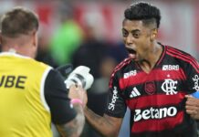 Fla vence, aproveita derrota do Palmeiras e volta a igualar rival Fla vence, aproveita derrota do Palmeiras e volta a igualar rival