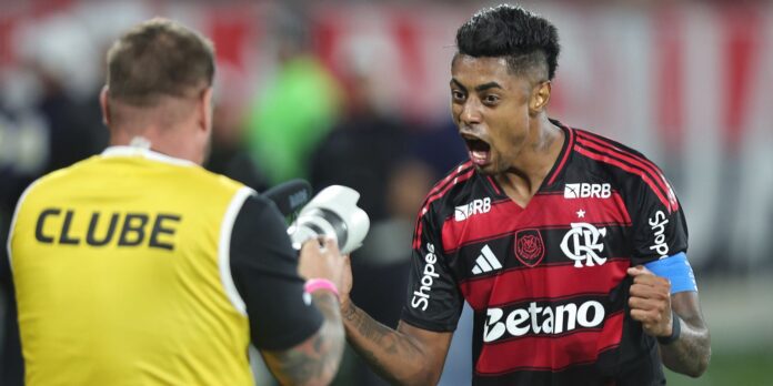 Fla vence, aproveita derrota do Palmeiras e volta a igualar rival
