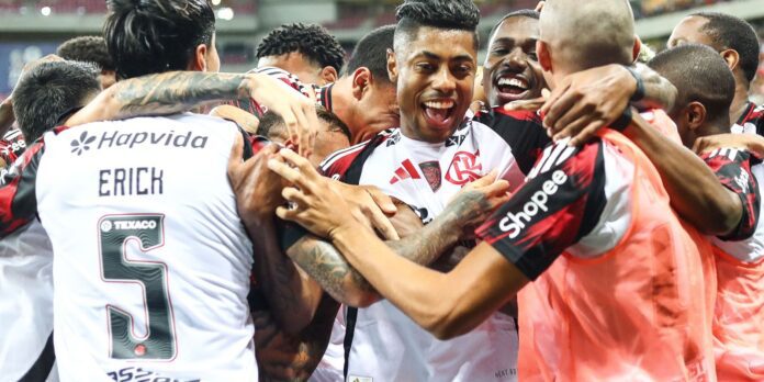 Flamengo goleia Sport e assume liderança do Campeonato Brasileiro Flamengo goleia Sport e assume liderança do Campeonato Brasileiro