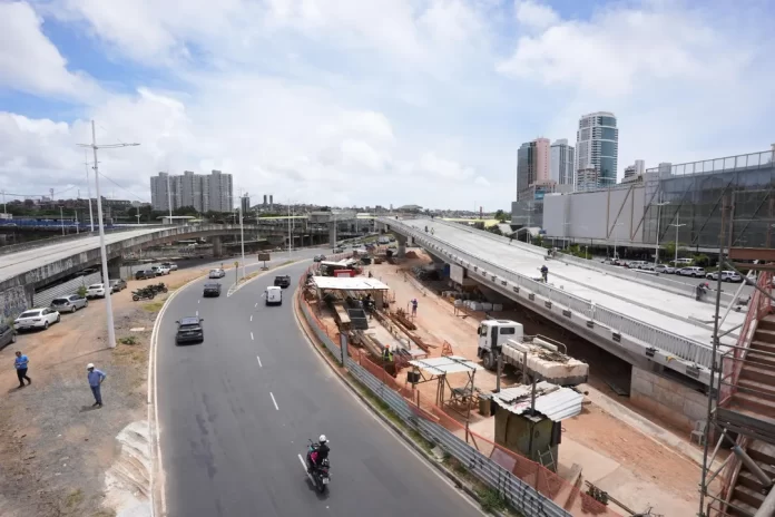 Obras-de-viaduto-alteram-transito-na-Avenida-ACM-a0136730900202511060958-ScaleDownProportional.webp.webp
