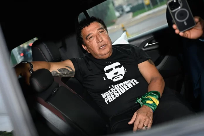 Senador-Magno-Malta-presta-declaracoes-a-imprensa-de-dentro-do-carro-apos-visitar-o-ex-presidente-Ja.webp