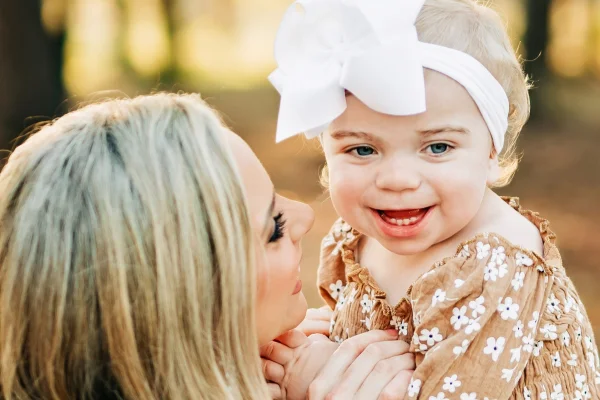Sobrancelhas foram alerta para mãe de rara demência em bebê de 3 anos