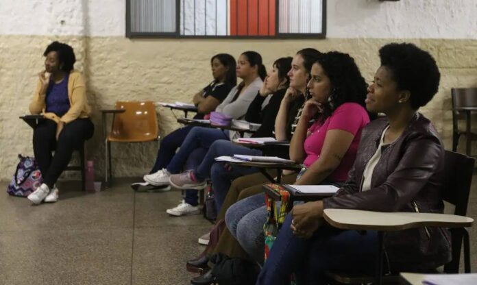cursinho-sala-de-aula-estudos-educacao.jpg