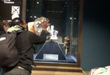 Manifestantes jogam bolo contra vitrine das Joias da Coroa em Londres