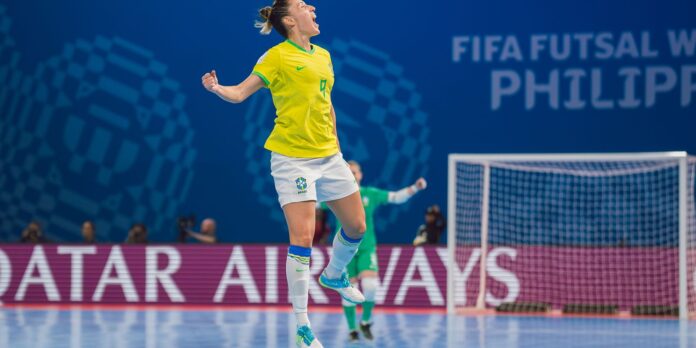Brasil goleia e avança para semi da Copa do Mundo de futsal