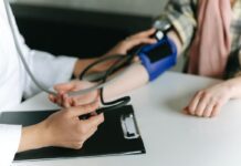 Cardiologistas apontam principais sintomas de pressão alta
