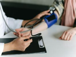 Cardiologistas apontam principais sintomas de pressão alta