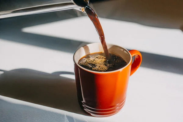 Estudo indica que tomar café reduz envelhecimento celular. Veja quanto