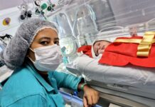 Bebês internados nas UTIs do Materno-Infantil de Ilhéus são transformados em “presentes de Natal” e levam fofura ao ambiente hospitalar