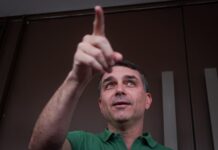 Flávio Bolsonaro diz ter “preço” para não levar candidatura até o fim