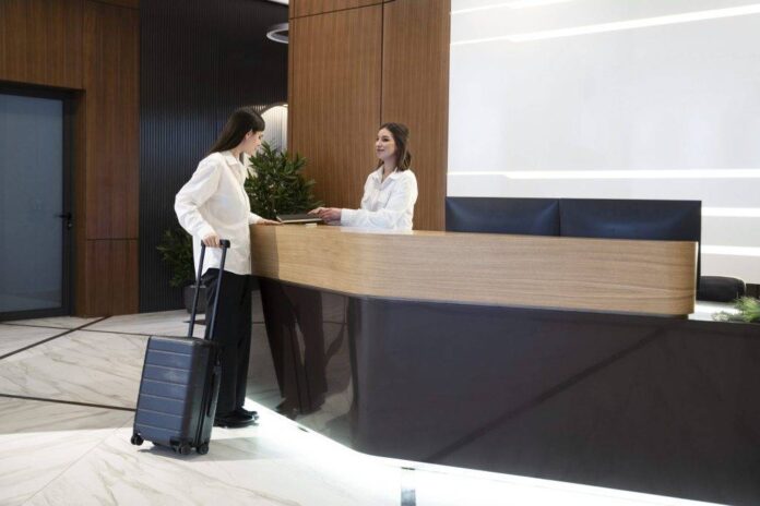 mulher-conversando-com-uma-recepcionista-hotel-no-lobby-1024x683.jpg