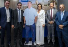 Michelle posta foto com Bolsonaro de papelão e aliados