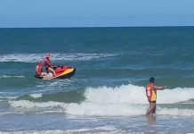 homem desaparece ao tentar salvar crianças no mar