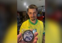 Jair Renan entrega medalha bolsonarista de “imbrochável” a comerciante