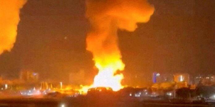 2026-01-03t141148z_1_lynxmpem02092_rtroptp_4_usa-venezuela-explosions.jpg