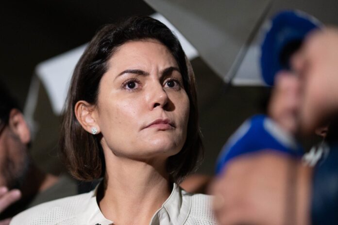 5932344f-a-ex-primeira-dama-michelle-bolsonaro-concede-entrevista-a-imprensa-apos-retornar-a-superin.jpeg