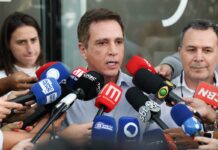 Médico diz que Bolsonaro apresenta apatia, tontura e queda da pálpebra