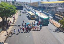 “Queremos Trabalhar. Não Temos Clientes”: Ambulantes Protestam Em Frente à Antiga Rodoviária “Queremos Trabalhar. Não Temos Clientes”: Ambulantes Protestam Em Frente à Antiga Rodoviária