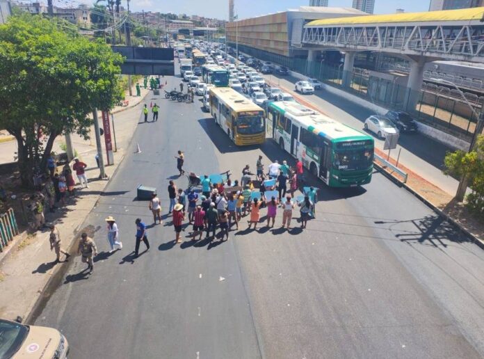 “Queremos Trabalhar. Não Temos Clientes”: Ambulantes Protestam Em Frente à Antiga Rodoviária