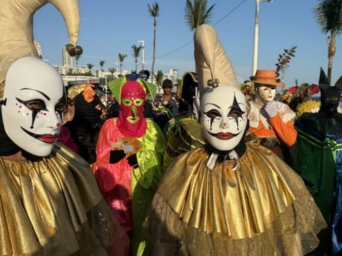 GALERIA DE FOTOS: Fuzuê Leva Fantasias E Tradição Ao 2º GALERIA DE FOTOS: Fuzuê Leva Fantasias E Tradição Ao 2º Dia Do Pré-Carnaval Em Salvador