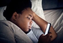 Idade da criança ao ganhar primeiro smartphone aumenta riscos à saúde Ícone de sino para notificações