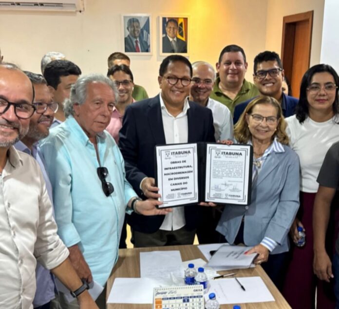 prefeito-augusto-castro-assina.jpeg