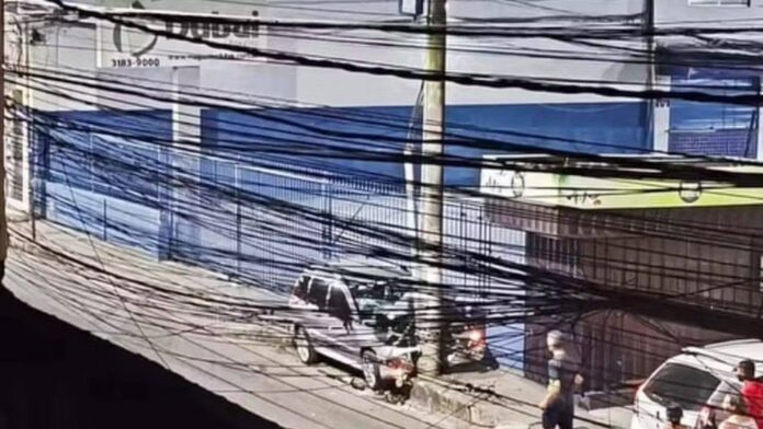 Mãe E Filho Morrem Após Carro Colidir Com Poste No Mãe E Filho Morrem Após Carro Colidir Com Poste No Bairro Do Uruguai, Em Salvador