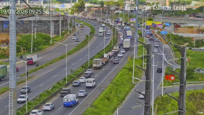 Mototaxistas E Motoristas De Apps Bloqueiam Faixas Da BR-324 Em Salvador; Trânsito Segue Lento