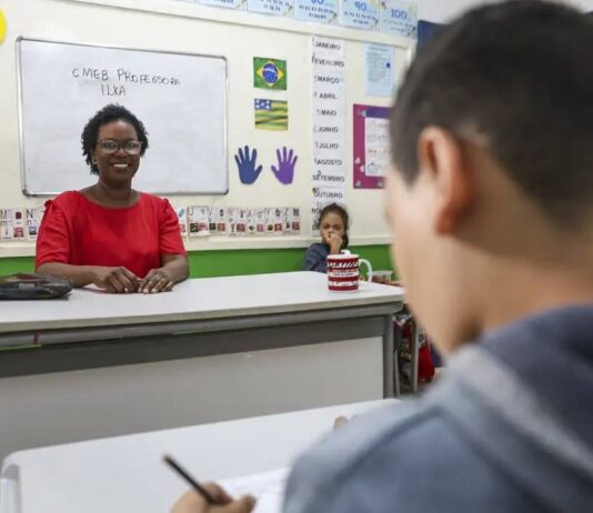 Analfabetismo No Brasil Cai Para Menor Nível Da História, Aponta IBGE Quatro Em Cada Dez Estudantes Brasileiros Relatam Já Ter Sofrido Bullying, Aponta IBGE