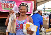 Prefeitura de Ilhéus distribui 20 toneladas de peixe para famílias em vulnerabilidade social.