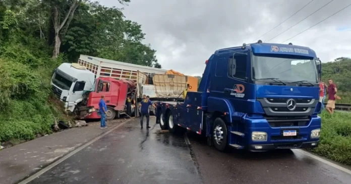Acidente Entre Caminhões Interdita A BR-324 Em Conceição Do Jacuípe Acidente Entre Caminhões Interdita A BR-324 Em Conceição Do Jacuípe