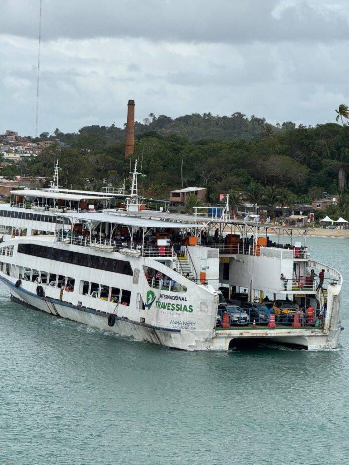 Ferry-Boat Opera Com Quatro Navios E Fluxo Tranquilo Em Salvador E Na Ilha