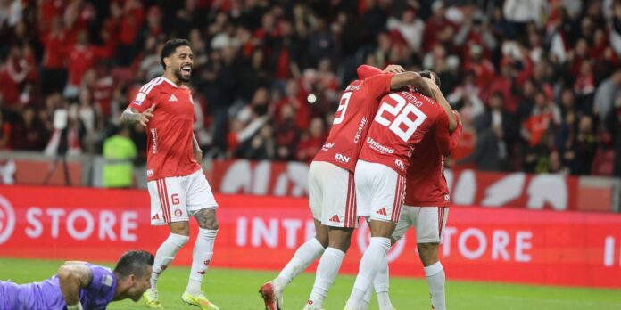 Inter faz 2 a 0 no Fluminense e se distancia Inter faz 2 a 0 no Fluminense e se distancia do Z4 do Brasileirão