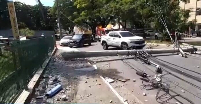 Ônibus Derruba Poste E Trânsito é Desviado Pelo Estacionamento De Mercado Em Salvador