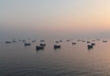 Primeiros navios-tanque atravessam estreito após acordo com Irã