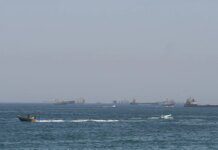EUA lançam novos ataques ao Irã; forças iranianas fecham Ormuz