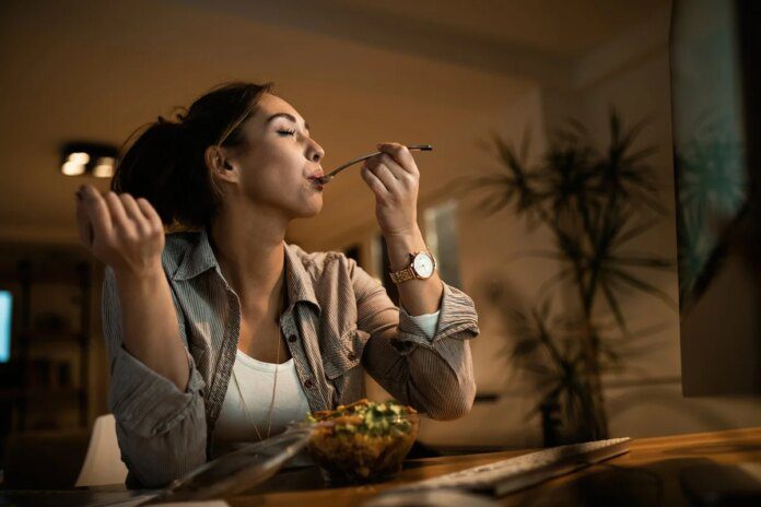 Estresse e jantar tarde aumentam risco de problemas intestinais