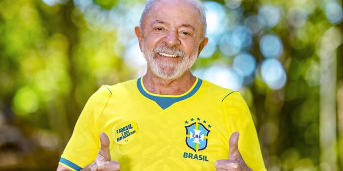Lula pede para seleção do Brasil “jogar com a alma” Lula pede para seleção do Brasil “jogar com a alma” na Copa do Mundo