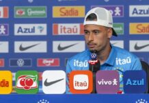Martinelli admite substituir Raphinha e vê Neymar “querendo muito” Martinelli admite substituir Raphinha e vê Neymar "querendo muito"